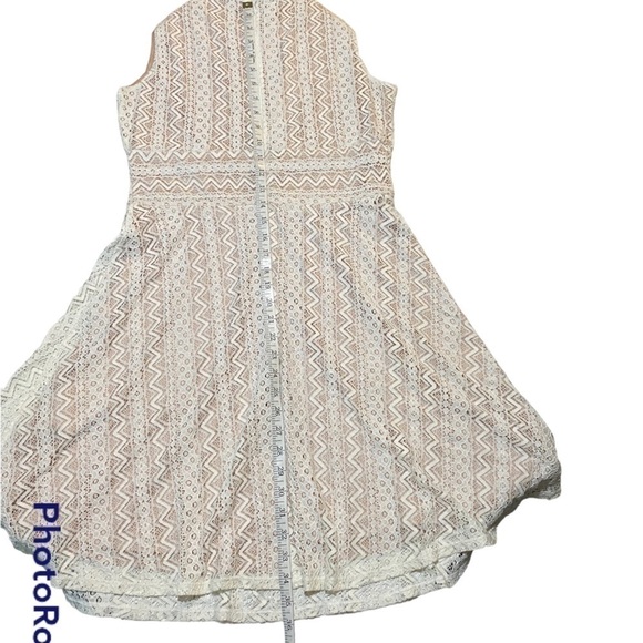 Tiana B dress light cream lace tan underneath half zip back like new size 10P - Picture 7 of 8